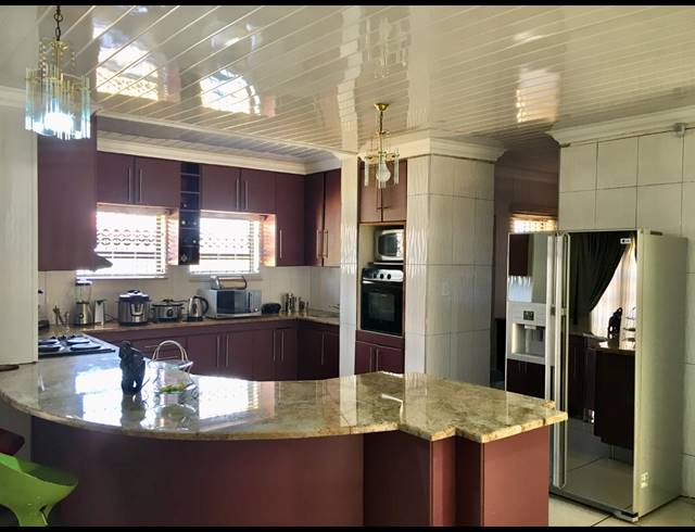 5 BEDROOM HOUSE FOR SALE IN SERALA VIEW